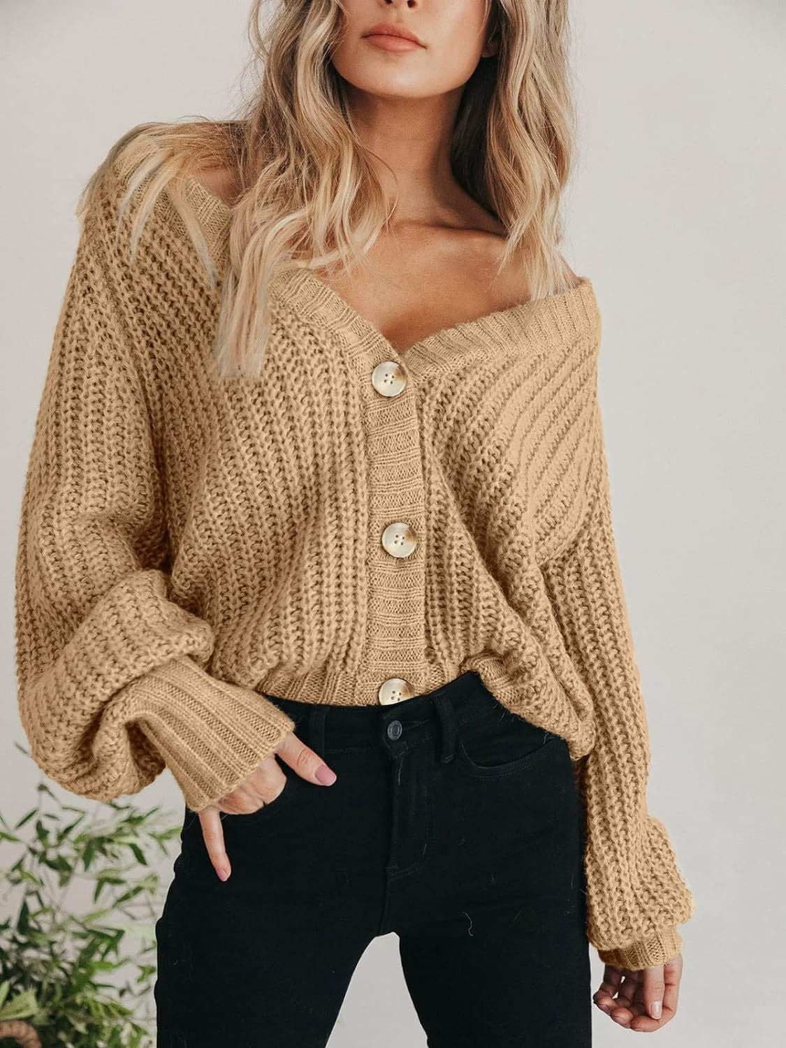 Långärmad cardigan för damer – chunky stickad design med knäppning i klassisk stil