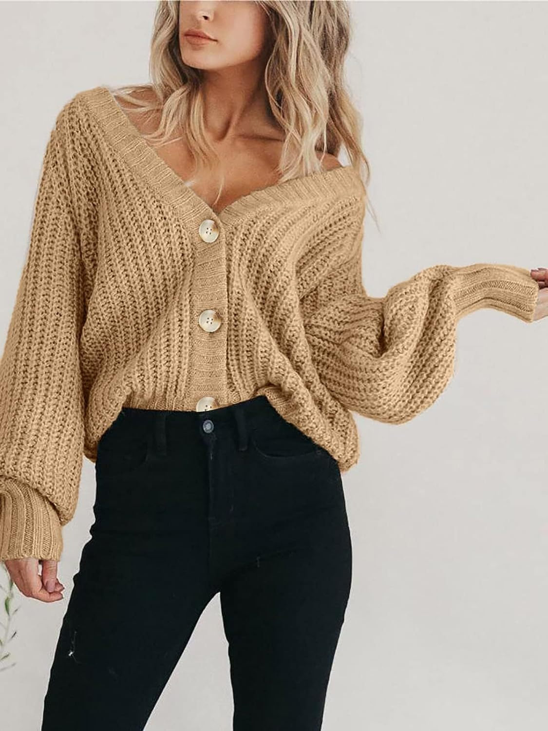 Långärmad cardigan för damer – chunky stickad design med knäppning i klassisk stil