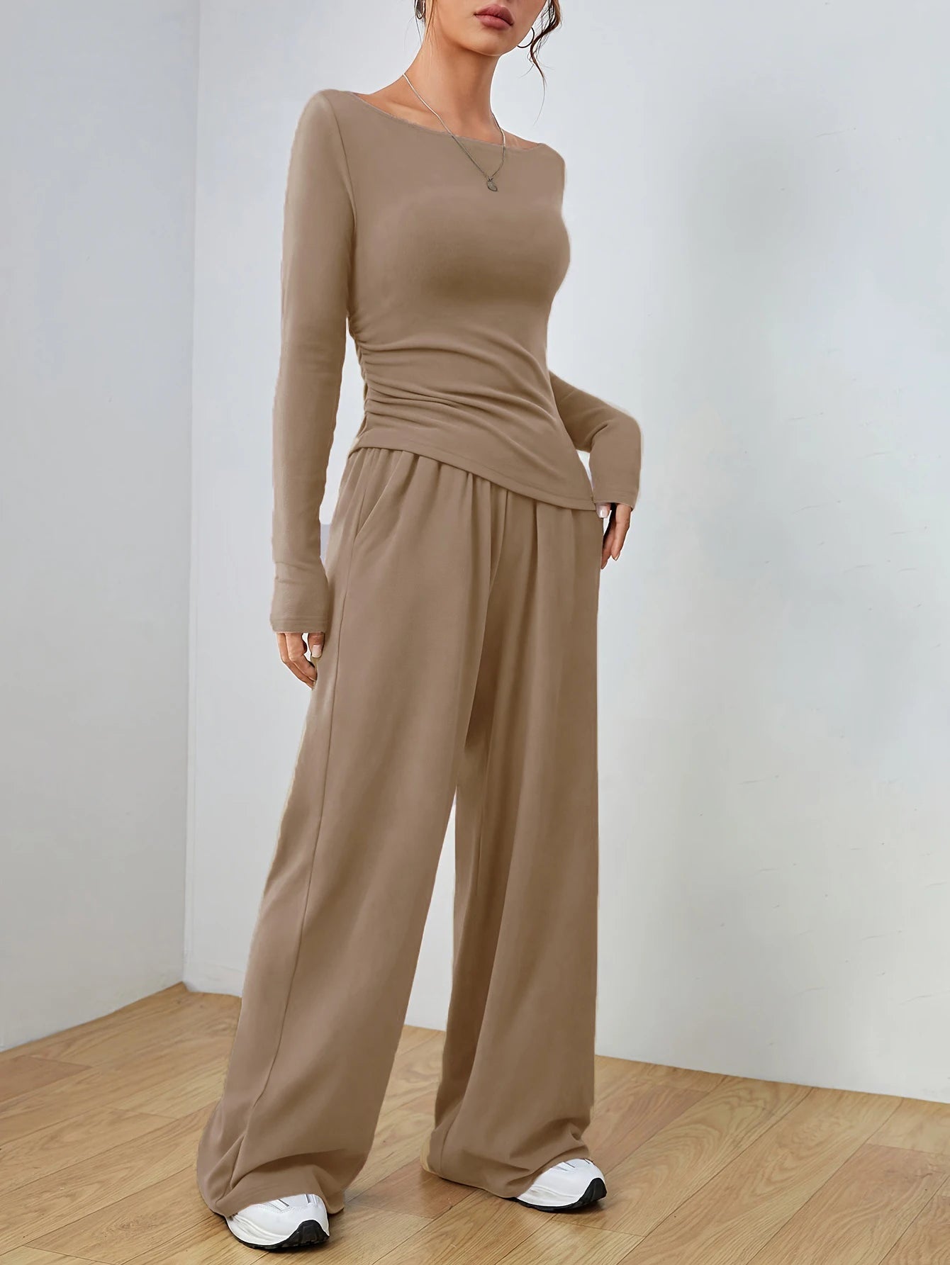 Tvådelat Set för Dam – Långärmad T-shirt med Rund Hals och Vida Byxor med Fickor