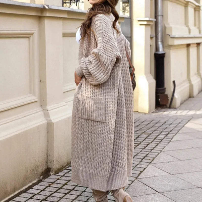 Stickad cardigan för dam – lång modell med fickor i avslappnad design