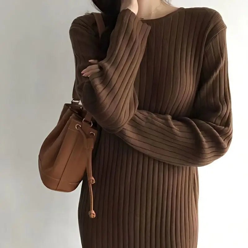 Stickad klänning för dam – svart lös midiklänning i mjuk stickad design