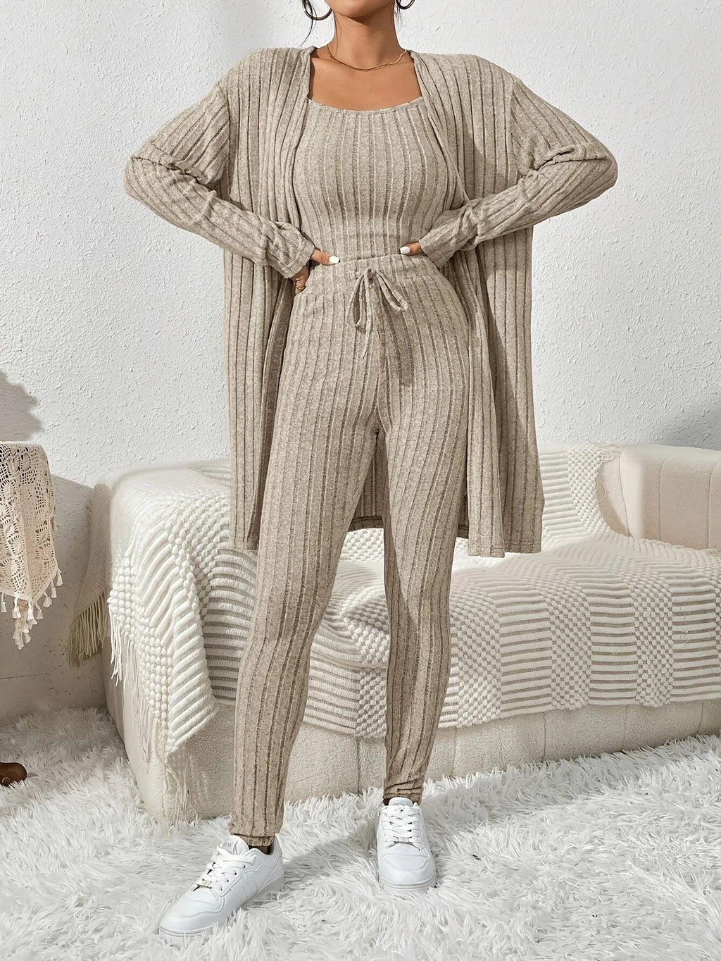 Stickat set för dam – ribbad cardiganväst med långärmad tröja och byxor