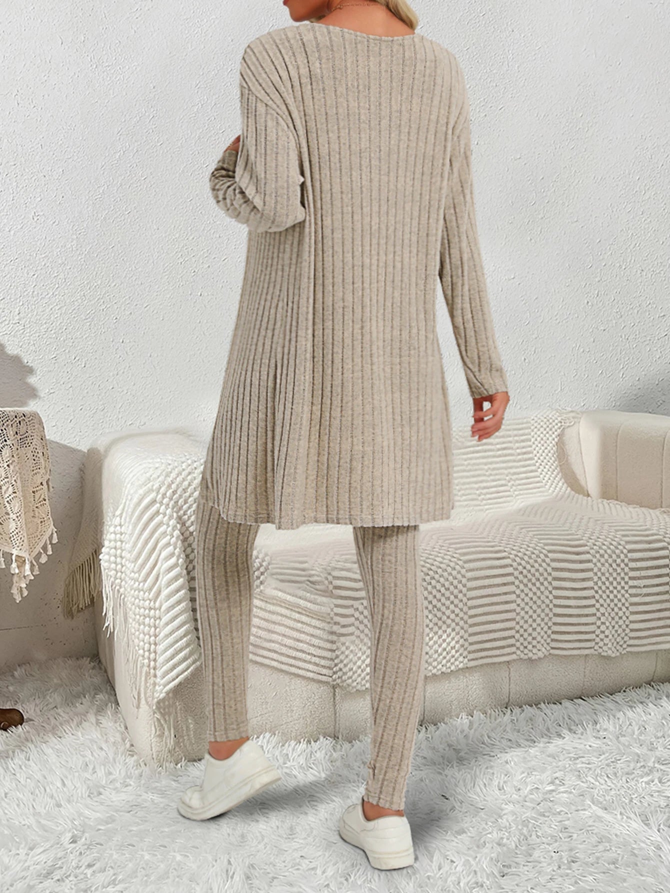 Stickat set för dam – ribbad cardiganväst med långärmad tröja och byxor
