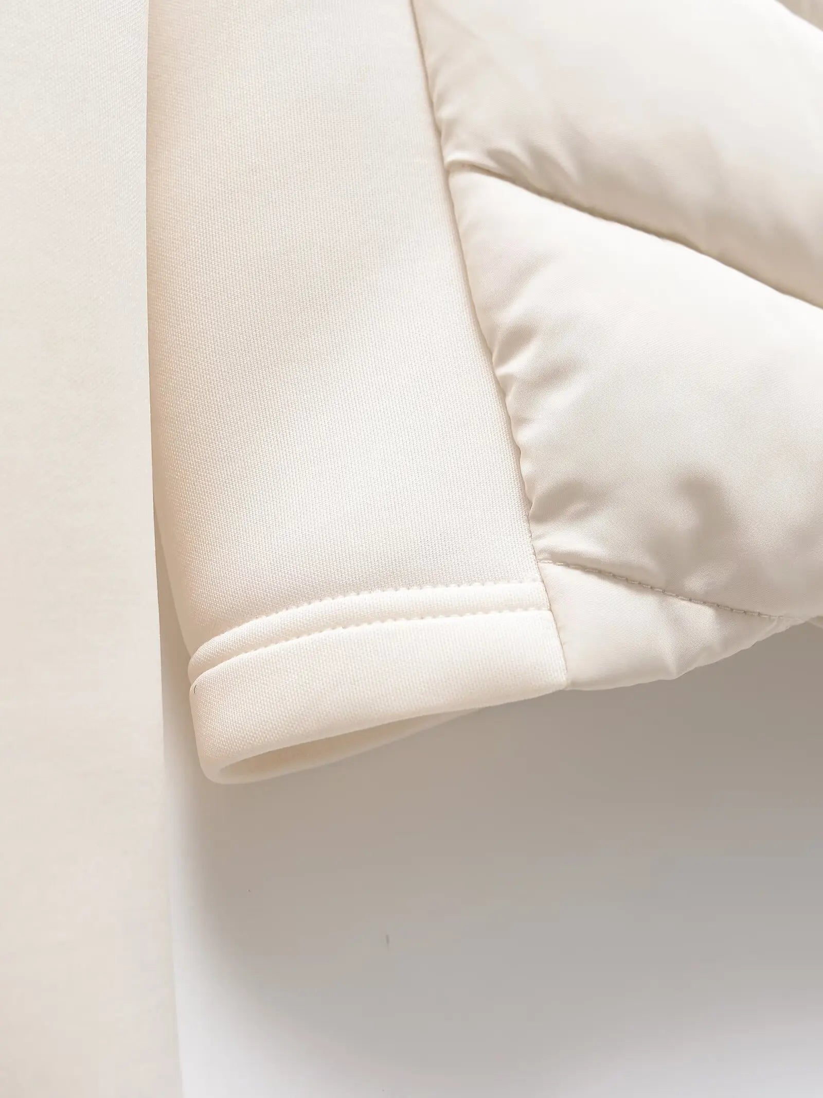 Lättvadderad jacka för dam – slimmad modell med huva i quiltad design