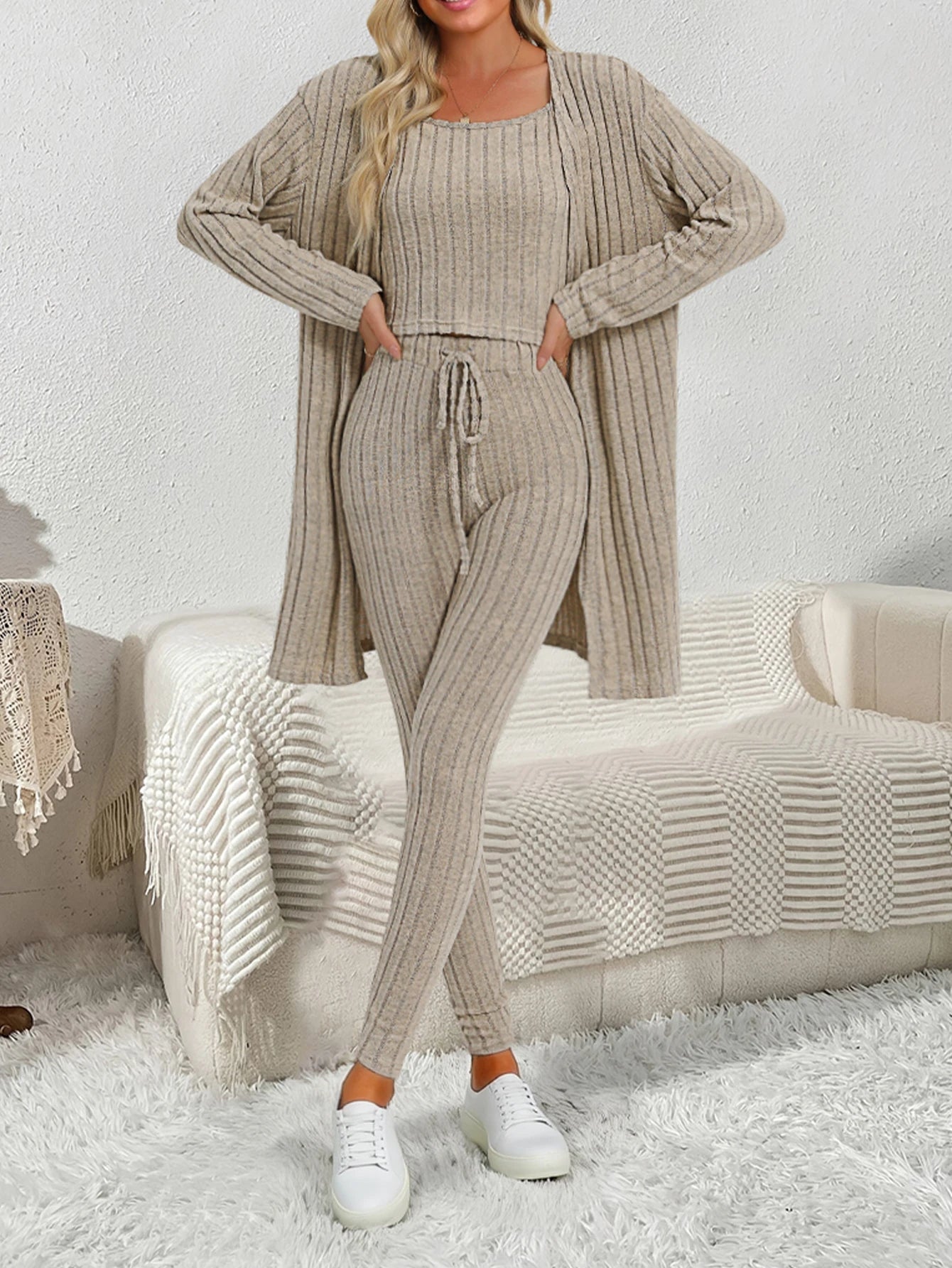 Stickat set för dam – ribbad cardiganväst med långärmad tröja och byxor