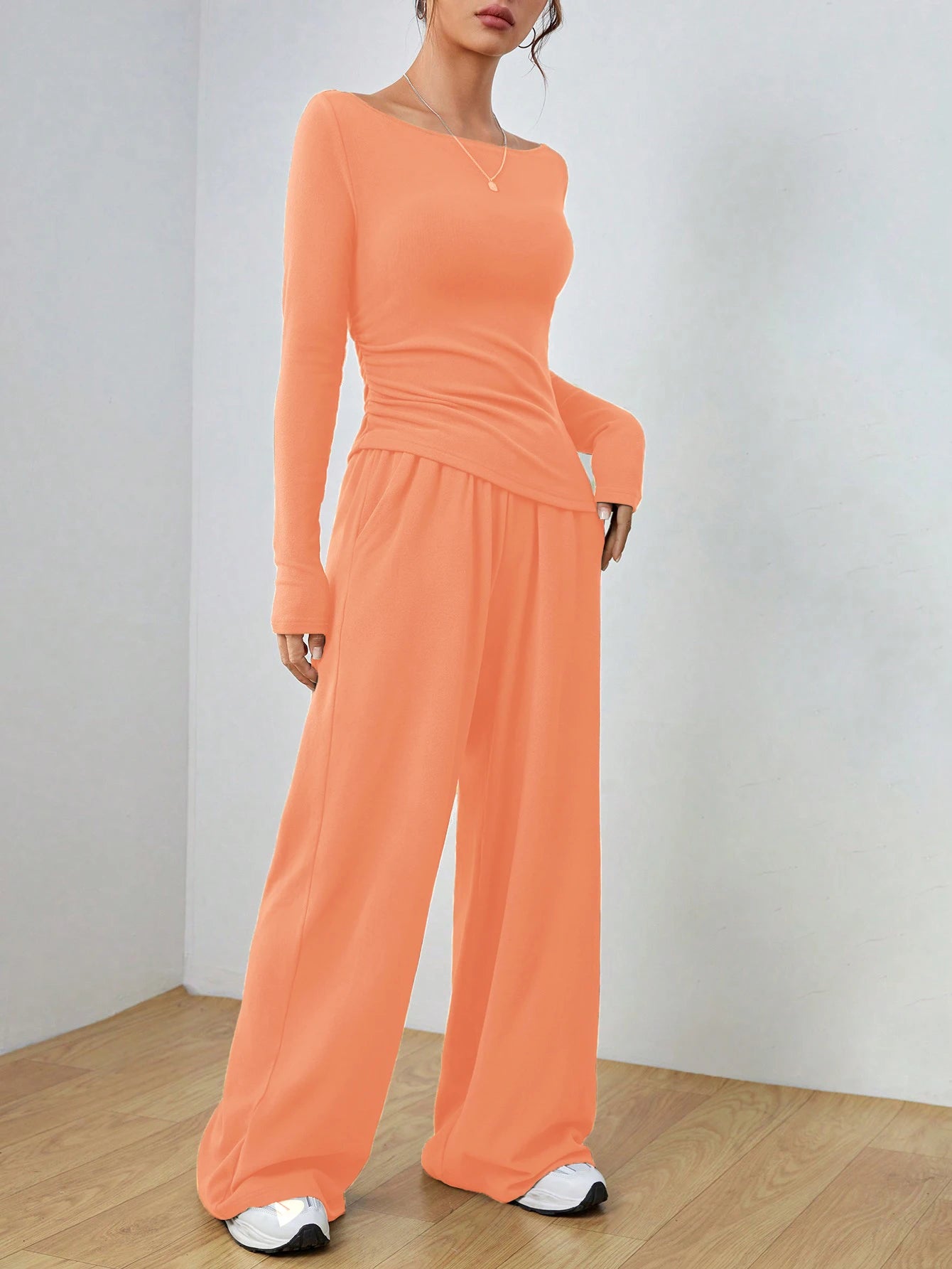 Tvådelat Set för Dam – Långärmad T-shirt med Rund Hals och Vida Byxor med Fickor