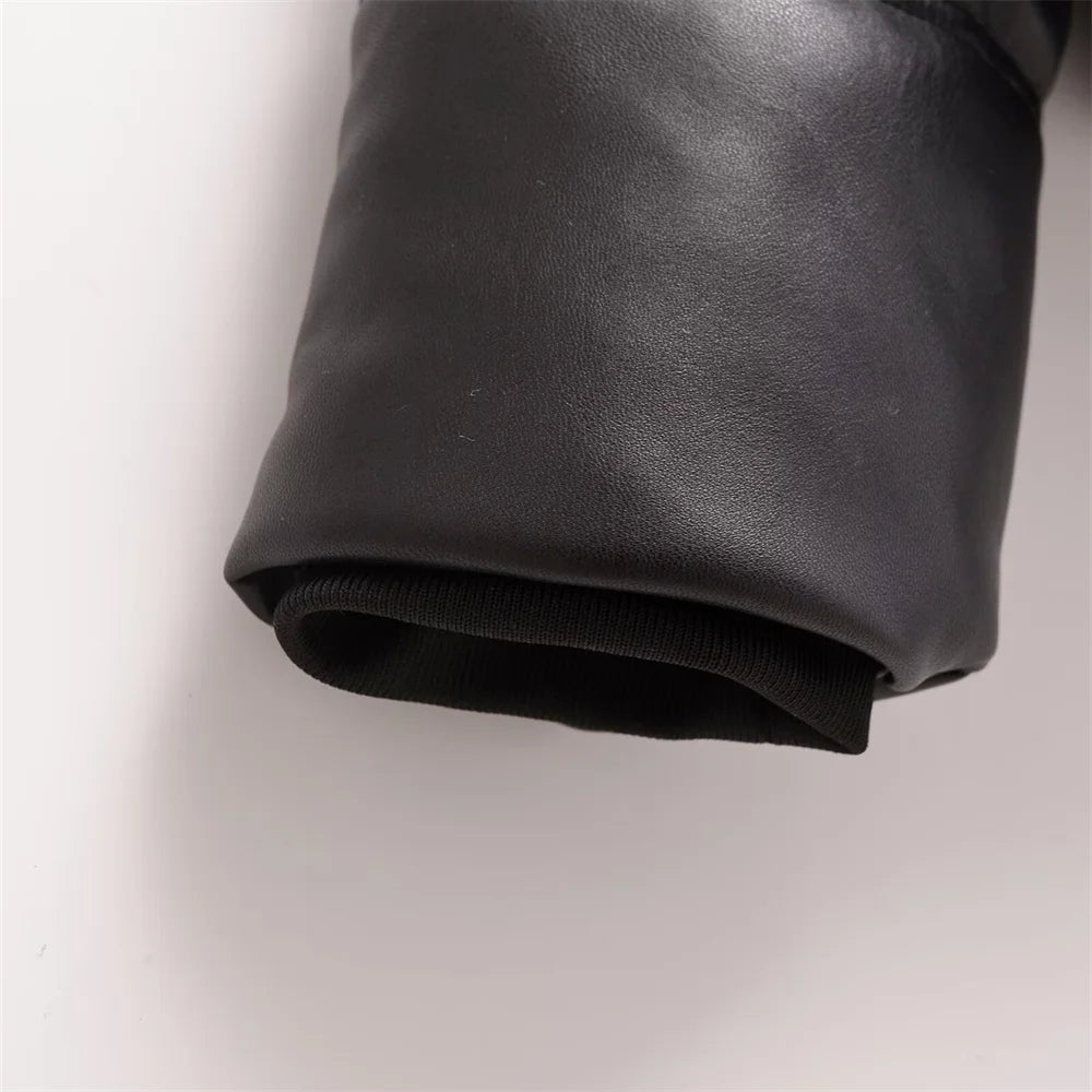 Damjacka i skinnimitation – varm vinterjacka med huva och fickor