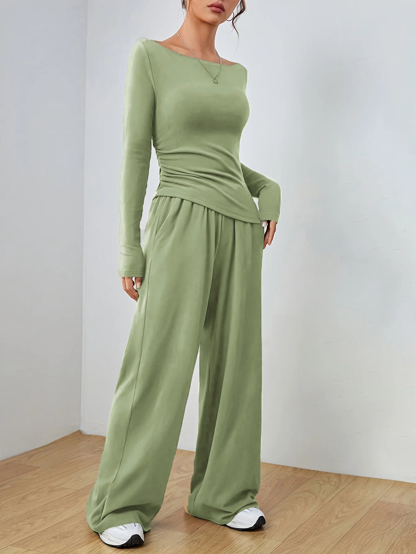 Tvådelat Set för Dam – Långärmad T-shirt med Rund Hals och Vida Byxor med Fickor