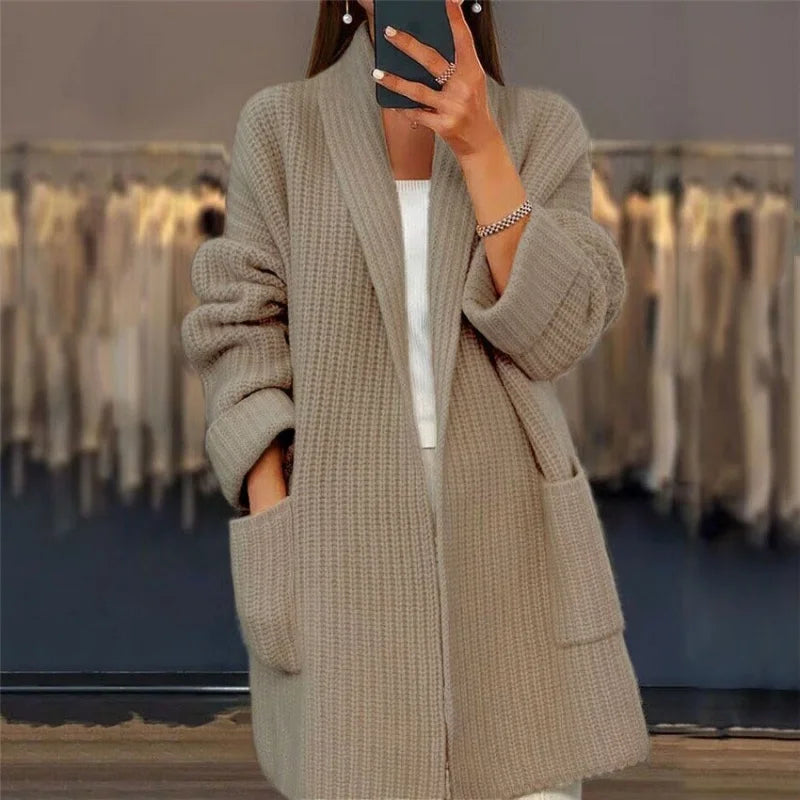 Stickad långkofta för dam – tjock kabelstickad design med stor krage